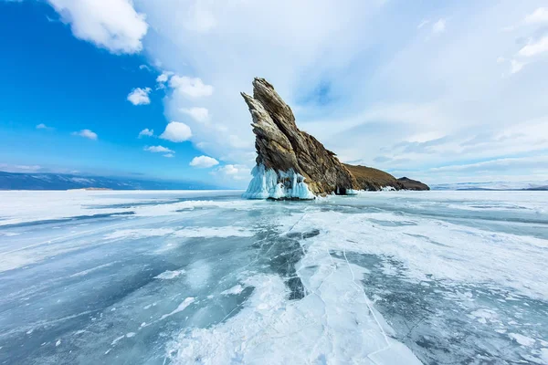 Deniz Baykal şeffaf buzda Ogoy Adası yakınlarında. Sibirya, Rusya Federasyonu
