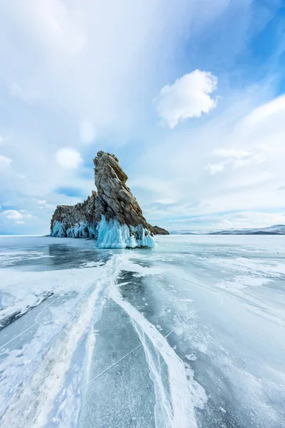 Gelo transparente no Lago Baikal perto da ilha de Ogoy. Sibéria, Rússia — Fotografia de Stock