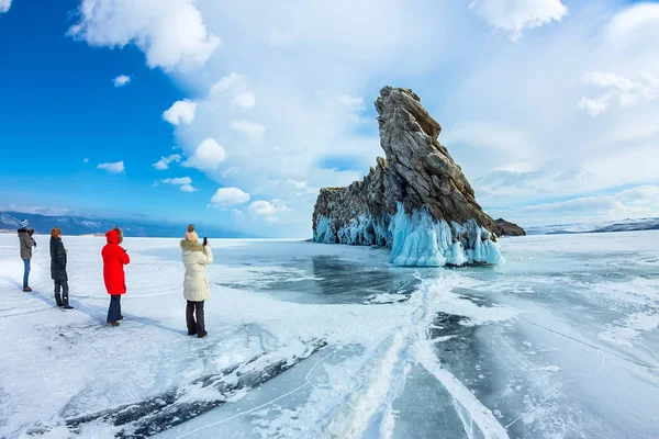 Ghiaccio trasparente sul lago Baikal vicino all'isola di Ogoy. Siberia, Russia — Foto Stock