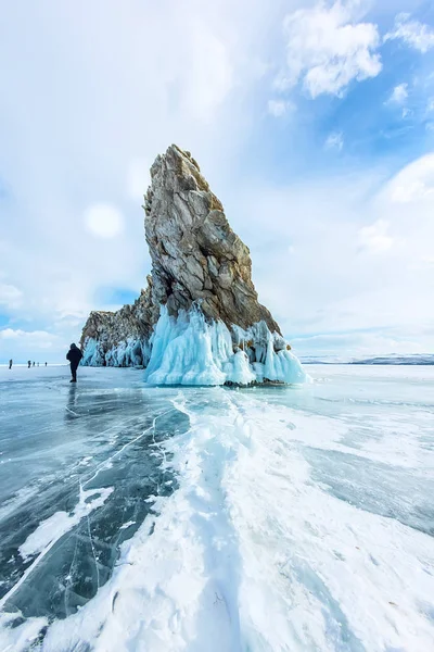 Gelo transparente no Lago Baikal perto da ilha de Ogoy. Sibéria, Rússia — Fotografia de Stock