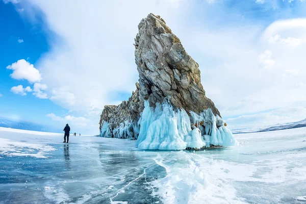 Průhledná LED na jezeře Bajkal Ogoy Island a okolí. Sibiř, Rusko — Stock fotografie