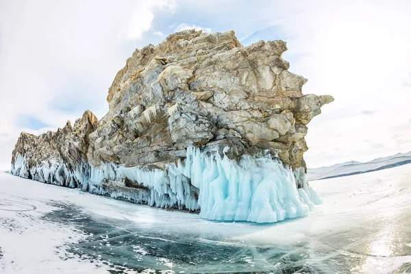 Przezroczysty lód na jeziorze Bajkał w pobliżu Ogoy island. Siberia, Rosja — Zdjęcie stockowe