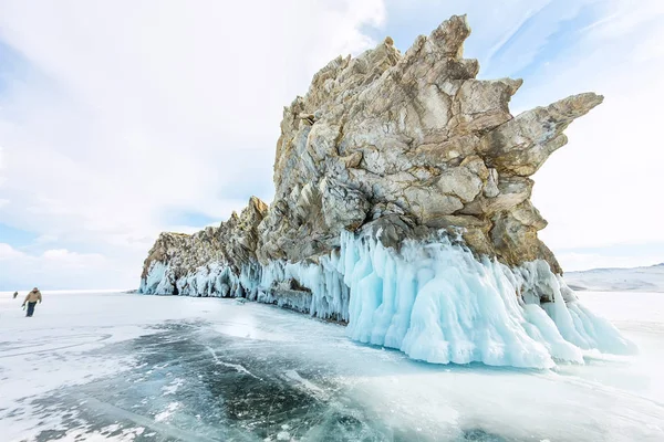 Průhledná LED na jezeře Bajkal Ogoy Island a okolí. Sibiř, Rusko — Stock fotografie