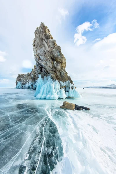 Hielo transparente en el lago Baikal cerca de la isla Ogoy. Siberia, Rusia — Foto de Stock