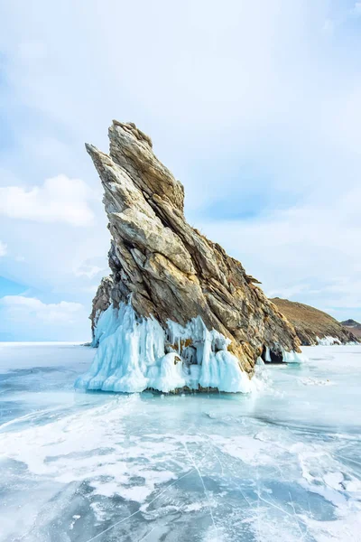 Gelo transparente no Lago Baikal perto da ilha de Ogoy. Sibéria, Rússia — Fotografia de Stock