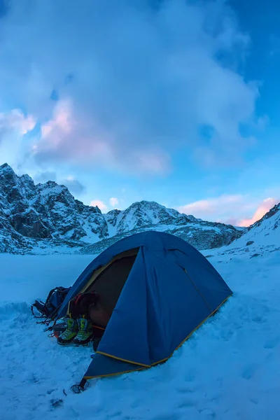 Tente bleue dans le camp de base dans les montagnes — Photo