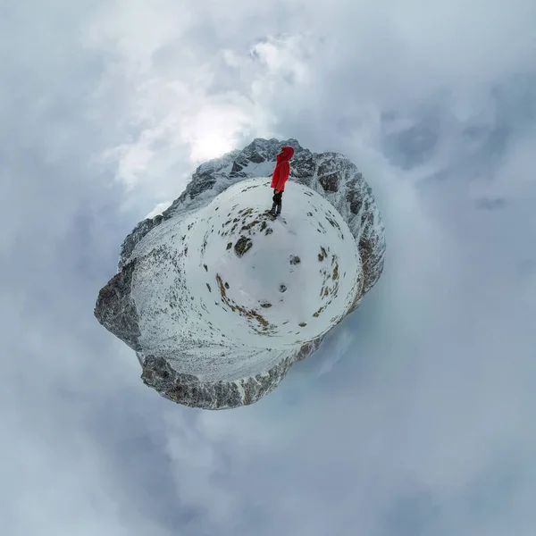 Panorama sferico di un uomo solitario in piedi sulle montagne — Foto Stock