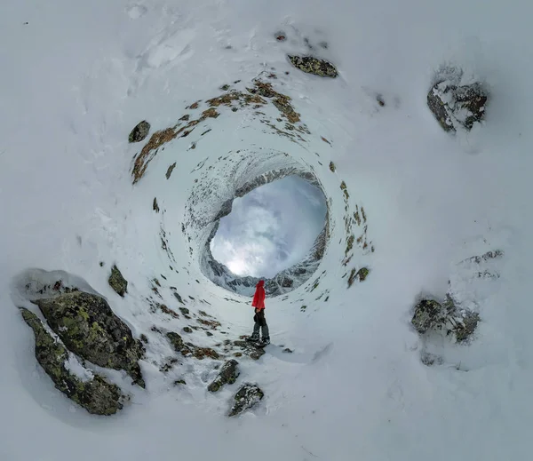 Panorama esférico de um homem solitário em pé nas montanhas — Fotografia de Stock