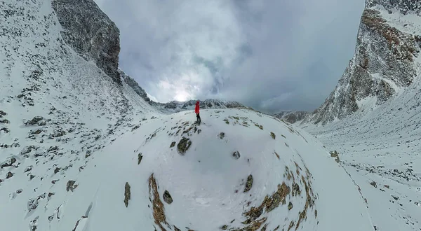 Panorama aéreo de um homem solitário em pé nas montanhas — Fotografia de Stock