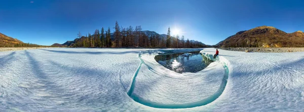 Panorama cilíndrico de um homem no rio derretimento de gelo — Fotografia de Stock