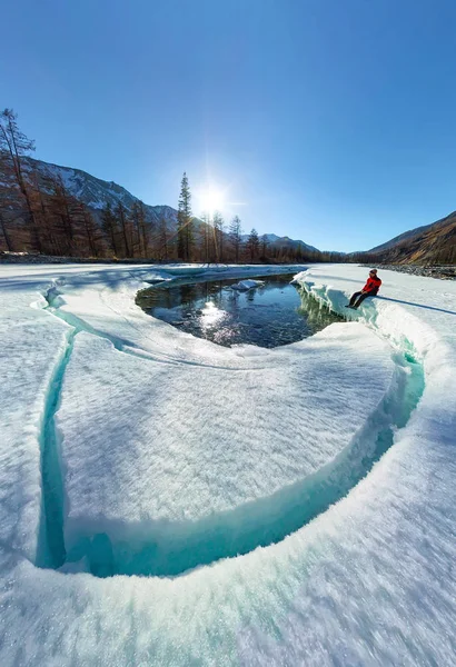 Geniş açı adam buz erime Nehri Panoraması — Stok fotoğraf