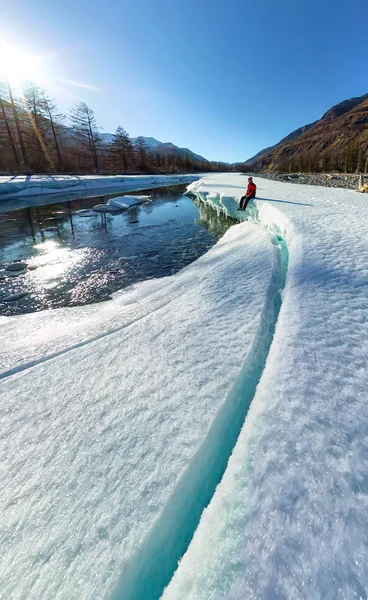 Panorama grand angle de l'homme sur la rivière de fonte des glaces — Photo