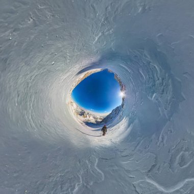 Bir dağa tırmanmak için küresel panorama 360 180 dağ uzun yürüyüşe çıkan kimse