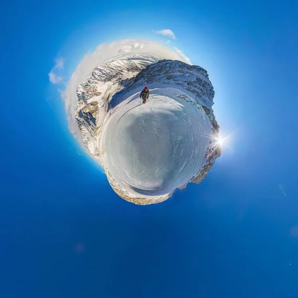 Сферична панорама 360 180 Гірський турист, щоб піднятися на гору — стокове фото
