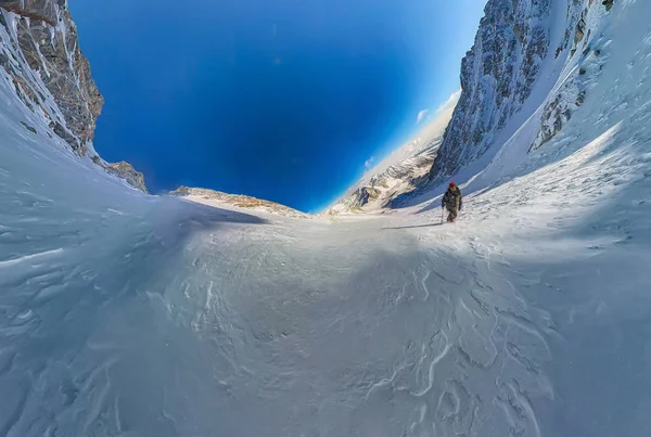 Vista de grande ângulo de um caminhante de montanha para escalar uma montanha de neve — Fotografia de Stock
