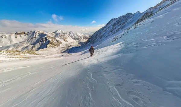 Vista de grande ângulo de um caminhante de montanha para escalar uma montanha de neve — Fotografia de Stock