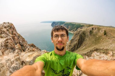 Denizin kenarında buzlu selfie adam yapar