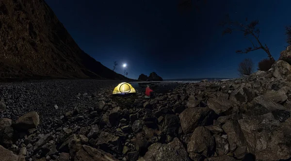 Panorama de l'homme à la tente sur la plage de pierre sur la rive du lac Baika — Photo