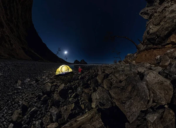 Panorama de l'homme à la tente sur la plage de pierre sur la rive du lac Baika — Photo