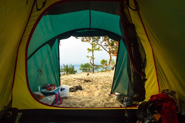 Namiot z widokiem na piaszczystą plażę i morze Bajkał — Zdjęcie stockowe