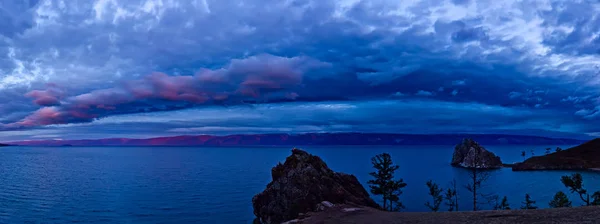 Panorama da rocha Shamanka Burhan, nuvens na aurora rosa — Fotografia de Stock