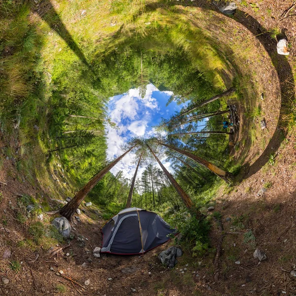 Bolvormig panorama 360 graden 180 tent op de camping in het bos — Stockfoto