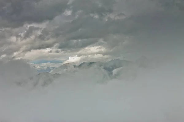 구름과 안개에 산맥의 봉우리 — 스톡 사진
