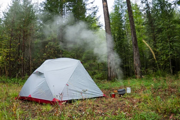 Namiot w drewno i wodę jest gotowanie w puli w palnik gazowy — Zdjęcie stockowe