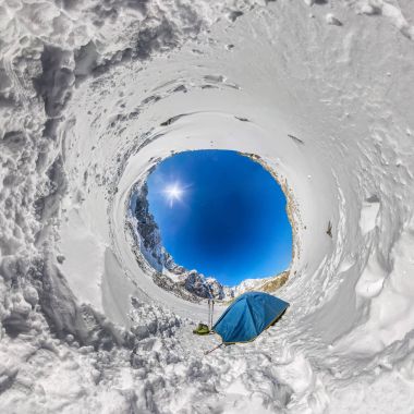 Dağları nın karlı zirveleri mavi çadırda. Küçük bir gezegen bir küresel 360 180 Panoraması