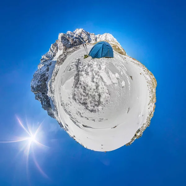Μπλε σκηνή με τις χιονισμένες κορυφές των βουνών. Ένα σφαιρικό πανόραμα 360 180 ένα μικρό πλανήτη — Φωτογραφία Αρχείου