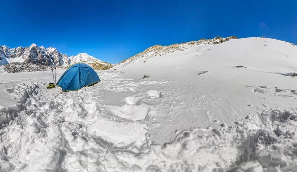 Tente bleue dans les sommets enneigés des montagnes. Panorama grand angle — Photo