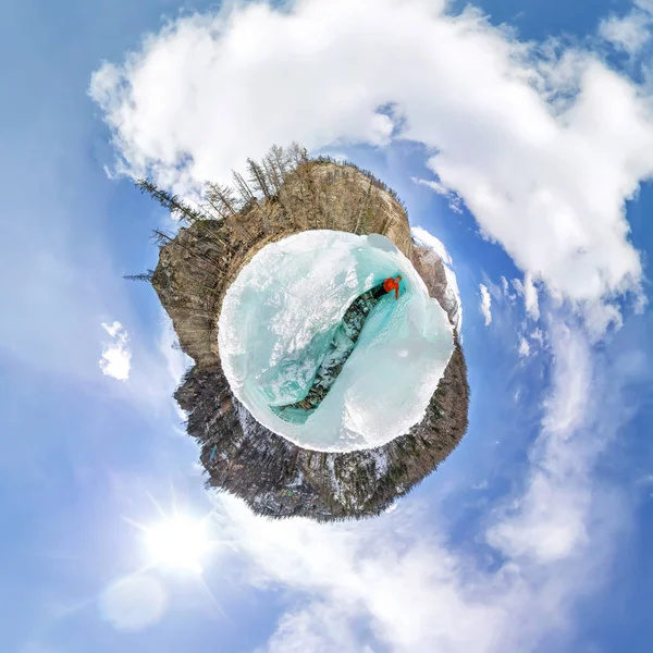 Fêmea dentro da rachadura nas geleiras de gelo Islândia. esférico 360 180 panorama de pequeno planeta — Fotografia de Stock