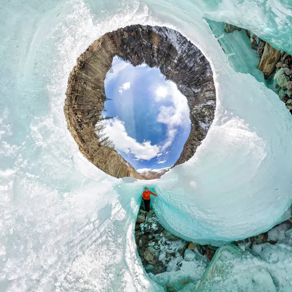 Femmina all'interno della crepa dei ghiacciai Islanda. sferico 360 180 panorama del piccolo pianeta — Foto Stock