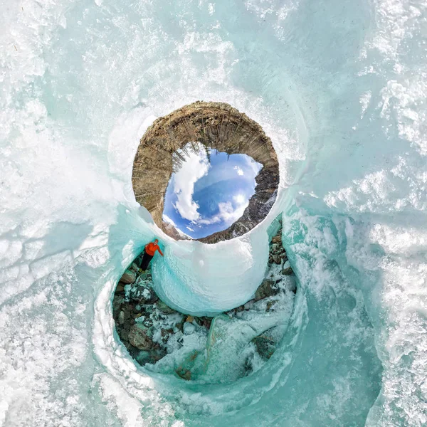 Femme à l'intérieur de la fissure dans les glaciers Islande. 360 180 panorama sphérique de la petite planète — Photo