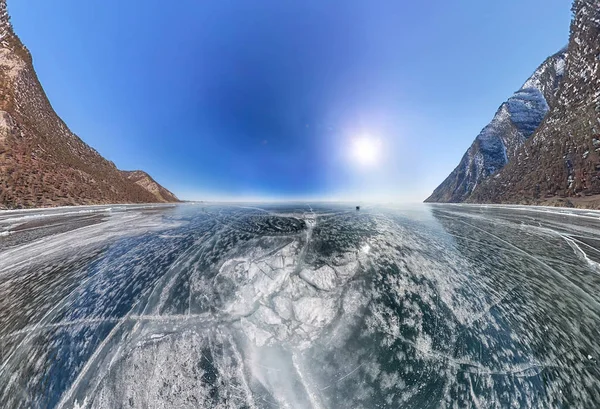 バイカル湖モンゴルへからの氷の亀裂します。広角パノラマ — ストック写真