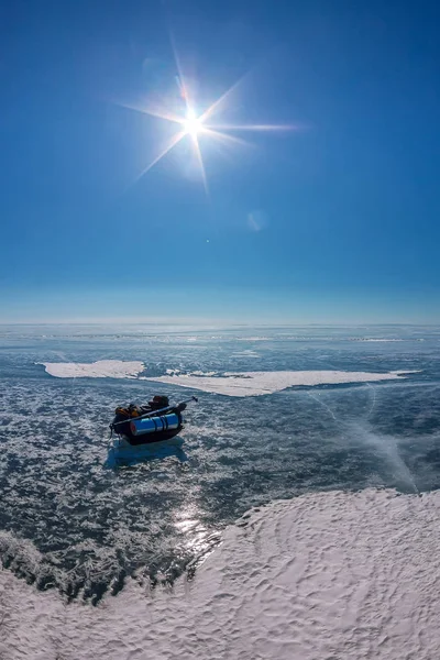 贝加尔湖的蓝色冰上旅游冰雪橇 — 图库照片