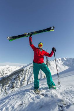 Portre genç adam Kayak Gözlükleri Kayak dağlarda holding