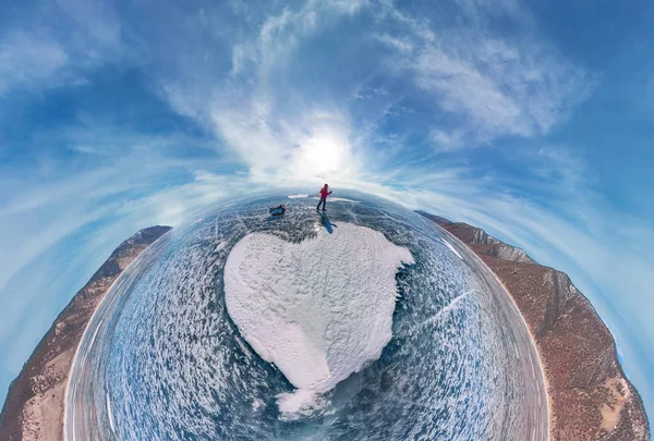 Турист с санями прогуливается по голубому льду Байкала. Широкоугольная панорама — стоковое фото