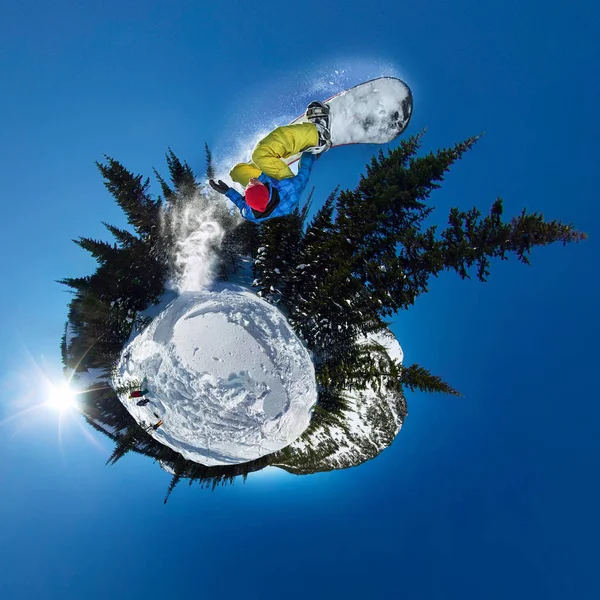 Snowboarder freerider saltando da rampa de neve. Esférico 360 panorama pequeno planeta — Fotografia de Stock