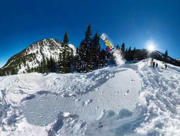 Snowboard freerider kar rampa atlayarak. Geniş açı hava panorama