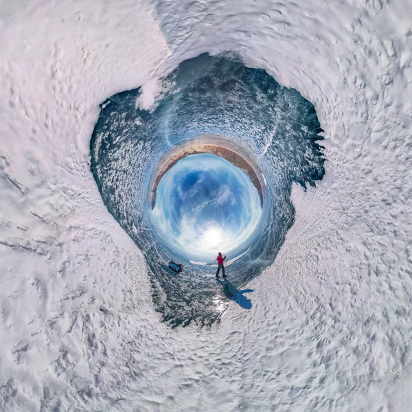 Touristen mit Schlitten wandern entlang des blauen Eises des Baikalsees. kugelförmiges 360-Grad-Panorama kleiner Planet — Stockfoto