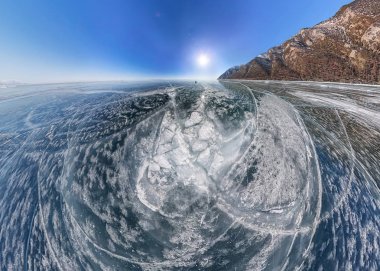 Deniz Baykal dan Olkhon buzda çatlamak. Geniş açı panorama