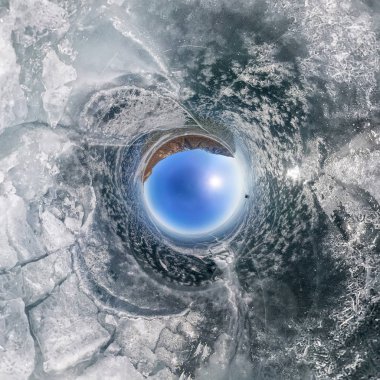 Deniz Baykal dan Olkhon buzda çatlamak. Küresel 360 panorama küçük gezegen