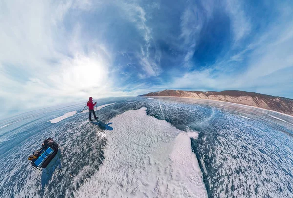 Turista com trenós caminha ao longo do gelo azul do Lago Baikal. Panorama de grande angular — Fotografia de Stock