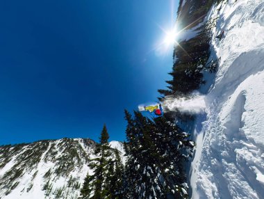 Snowboard freerider kar rampa atlayarak. Geniş açı hava panorama