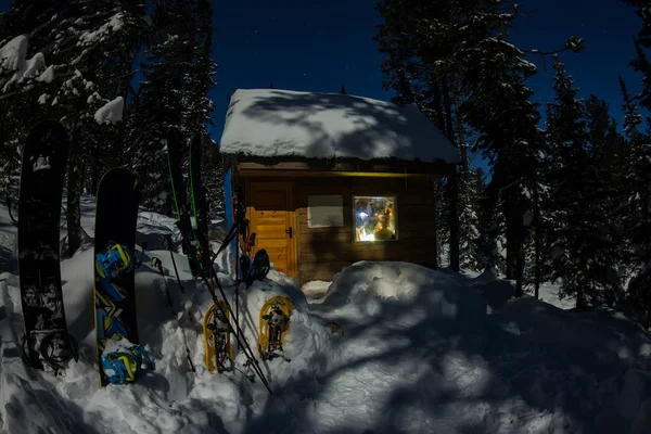 Snowboard et ski à la maison chalets en forêt d'hiver avec neige en montagne — Photo