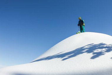 Adam kayakçı freerider ridge, üst kısmında macera kış freeride aşırı spor ayakta