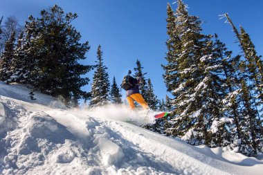 Snowboard Kar toz backcountry freeride atlamak. Kış sporları