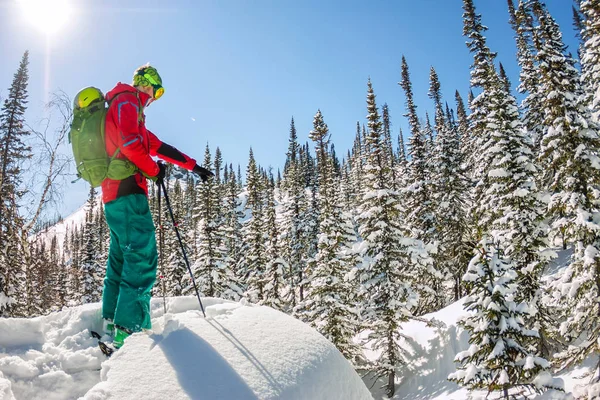 Un hombre parado en la cima de la cresta. Esquí de montaña. Aventura invierno freeride deporte extremo — Foto de Stock