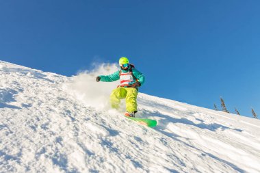 Freeride snowboard slaytlar şafakta dik bir yamaç aşağı